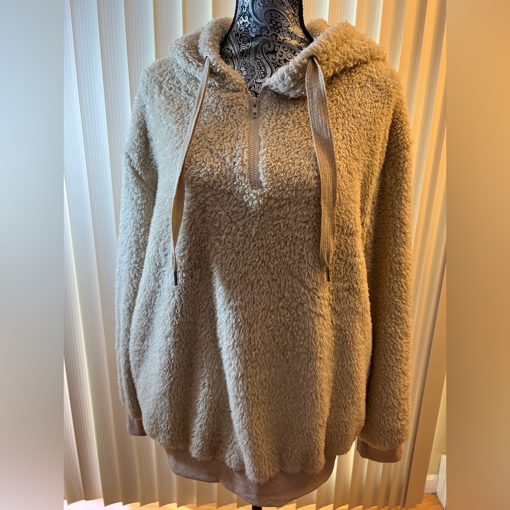 Yanekop XL tan furry sweatshirt with hood
